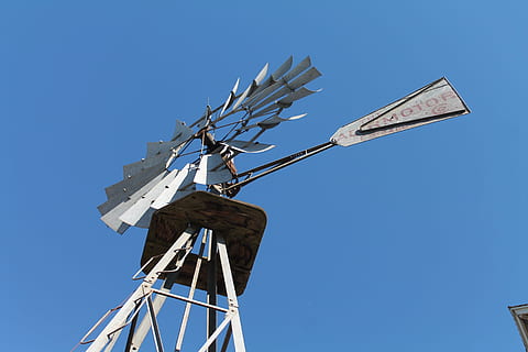 molí de vent, vent, molí, poder, vent, molí, indústria, blau, cel, cap gent, dia, tecnologia, conservació del medi ambient, vista d’angle baix, cel clar, energia renovable, energia alternativa, generació de combustible i energia, turbina, aerogenerador, comunicació, naturalesa, energia eòlica, medi ambient, orientació, direcció, molí de vent tradicional, a l'aire lliure, recursos sostenibles, 4K, CC0, domini públic, lliure de regalies