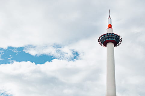 baix, fotografia d'angle, blanc, torre, foto, hora del dia, pintat, núvol, estructura, edifici, arquitectura, torre de televisió - berlin, cel, lloc famós, torre de comunicacions, alexanderplatz, núvol - cel, blau, Berlín, Alemanya, destinacions de viatge, turisme, viatjar, estructura construïda, ciutat, comunicació, exterior de l'edifici, vista d’angle baix, dia, naturalesa, alta - alta, cap gent, a l'aire lliure, comunicacions globals, gratacels, exterior d’edifici d’oficines, 4K, CC0, domini públic, lliure de regalies