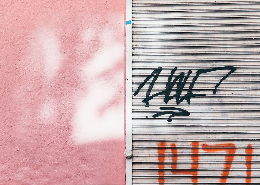 gris, rodet de persiana, pintura, obturador, graffiti, porta, paret, rosa, estructura construïda, funció de construcció de parets, arquitectura, cap gent, exterior de l'edifici, dia, patró, ferro corrugat, finestra, textura, tancat, ferro, art de carrer, metall, a l'aire lliure, vermell, primer pla, 5K