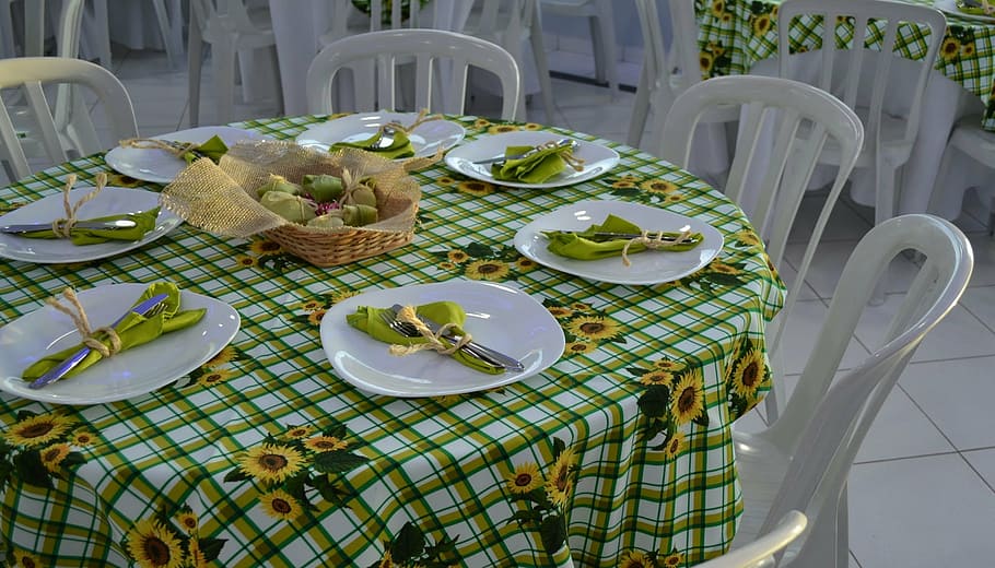 taula, decoració, sopar, coberts, plats, sofisticació, cuina, decoració moderna, escriptori ordenat, gastronomia, restaurant, cadira, placa, menjar, banquet, tovalló, luxe, estovalles, vaixella, elegància, menjar i beguda, seient, cap gent, frescor, vista d’angle alt, absència, dia, configuració de lloc, utensili per menjar, estri de cuina, mobles, alimentació saludable, planta, naturalesa, a l'aire lliure, configuració, vidre, 1080P