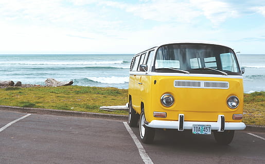 giallo, corpo, acqua, volkswagen van, corpo d'acqua, auto, mezzi di trasporto, mare, veicolo terrestre, viaggio, all'aperto, modalità di trasporto, spiaggia, giorno, estate, Stati Uniti d'America, destinazioni di viaggio, viaggio su strada, strada, cielo, terra, modo di trasporto, natura, orizzonte sull'acqua, nuvola - cielo, orizzonte, veicolo a motore, nessuno, 2K, CC0, dominio pubblico, privo di copyright