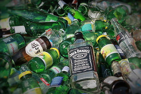 flaske, dump, affald, spild, genbrug, økologi, toksisk, junk, genbruge, forbrugerisme, vand, beholder, alkohol, vinflaske, drikke, stor gruppe af objekter, ingen mennesker, tekst, tæt på, fuld ramme, indendørs, baggrunde, multi farvet, valg, høj vinkel visning, overflod, selektiv fokusering, stilleben, grøn farve, variation, meddelelse, glas - materiale, rodet, 4K, CC0, offentligt domæne, royaltyfrie