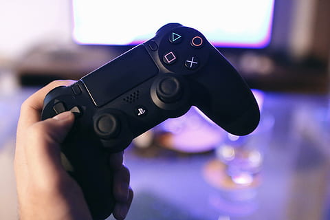 Sony, Konsole, Regler, Spieler, Spielen, Joystick, Playstation, Jugend, menschliche Hand, Hand, Fokus auf den Vordergrund, Technologie, Nahansicht, menschliches Körperteil, halten, eine Person, drinnen, Gewehr, Erwachsene, Pistole, Fernsehgerät, Besetzung, Finger, menschlicher Finger, Männer, Sicherheit, 1080P, CC0, gemeinfrei, lizenzfrei