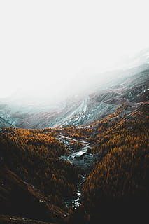 aèria, fotografia, marró, arbres, muntanyes, blanc, núvols, taronja, arbres de fulles, voltant, gris, concret, edifici, boira, muntanya, núvol, paisatge, bellesa a la natura, escenics - natura, tranquil·litat, escena tranquil·la, cel, naturalesa, cap gent, aigua, escena no urbana, dia, medi ambient, idíl·lic, Serra, terra, a l'aire lliure, 5K, CC0, domini públic, lliure de regalies