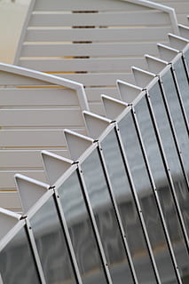 architectuur, traliewerk, facade, bouw, glas, metaal, structuur, structuren, venster, modern, abstract, ontwerp, patroon, grens, doorlichting, spacer, accessoires, constructie element, element, in een rij, trappenhuis, trappen en trappen, stappen, geen mensen, binnenshuis, dag, ingebouwde structuur, herhaling, detailopname, hernieuwbare energie, milieubehoud, vorm, afwezigheid, alternatieve energie, focus op de voorgrond, natuur, staal, zilverkleurig, 4K, CC0, publiek domein, royaltyvrij