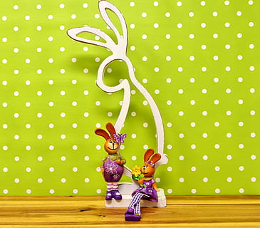 maro, Violet, iepure figurine decor, Paști, iepurașul de Paște, pereche, primăvară, decor de Paști, figura, felicitare, oua de Paste, Paste Fericit, drăguţ, figuri de Paști, colorat, ou, cifrele, decoratiuni de masă, reprezentarea animalelor, decor, în interior, reprezentare, Culoarea verde, nici o persoana, animal, fundal colorat, jucărie, creativitate, mamifer, model, fundal verde, ou de Paște, masa, studio shot, celebrare, animale tematice, natură moartă, buline, 4K, CC0, domeniu public, fără drepturi de autor