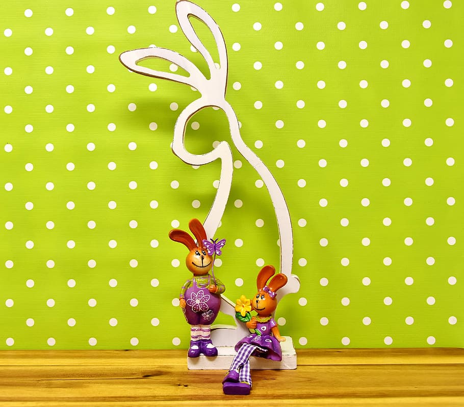 marró, porpra, decoració de figuretes de conill, Pasqua, conill de Pasqua, parell, primavera, decoració de pasqua, figura, targeta de felicitació, ous de Pasqua, Feliç Pasqua, bonic, figures de Pasqua, colorit, ou, xifres, decoracions de taula, representació animal, decoració, a l'interior, representació, color verd, cap gent, animal, fons de colors, joguina, creativitat, mamífer, patró, fons verd, ou de Pasqua, taula, tir de l'estudi, celebració, temes d'animals, natura morta, lunars, 4K