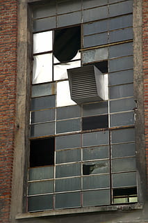 finestra, rotto, coccio, vecchio, rovinare, architettura, struttura costruita, esterno dell'edificio, costruzione, nessuno, caratteristica della parete, giorno, parete, abbandonato, Inquadratura dal basso, mattone, all'aperto, vetro - materiale, muro di mattoni, metallo, danneggiato, condotto dell'aria, luce del sole, Ventola di scarico, 4K, CC0, dominio pubblico, privo di copyright