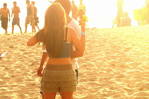 människor, stående, strand, solnedgång, par, romantik, sand, ecuador, Montañita, hav, stilla, Sydamerika, Latinamerika, sommar, shorts, solsken, gyllene, utomhus, kvinnor, solljus, roligt, landa, livsstilar, fritidsaktivitet, riktiga människor, vuxen, bakåtsikt, tre fjärdedelar längd, vardaglig klädsel, natur, himmel, grupp människor, Semester, Sol, linsflare, frisyr, 1080P, CC0, offentligt domän, royaltyfria