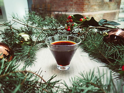 las bebidas, bebida, mesa, decoración, vaso, ladrillos, marrón, bolas, hojas, Navidad, bokeh, planta, comida y bebida, nadie, Decoración navideña, comida, naturaleza, vacaciones, celebracion, color verde, planta en maceta, beber, de cerca, árbol, día, frescura, árbol de Navidad, árbol conífero, 4K, CC0, dominio público, libre de derechos