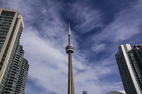 Niska, fotografia kątowa, Kanada, dzień, Toronto, architektura, scena miejska, wieżowiec, Miasto, zbudowana struktura, na zewnątrz budynku, niebo, wieża, architektura i budynki, pejzaż miejski, centrum dzielnicy, znane miejsce, miejska linia horyzontu, wieża CN, życie w mieście, budynek biurowy, żadnych ludzi, lokalizacje podróży, wysoki - wysoki, nowoczesny, niebieski, niski kąt widzenia, cele podróży, budynek, chmura - niebo, budynek biurowy na zewnątrz, porozumiewanie się, turystyka, podróżować, Natura, iglica, na dworze, globalna komunikacja, bezpośrednio poniżej, 5K, CC0, domena publiczna, darmowe zdjęcia