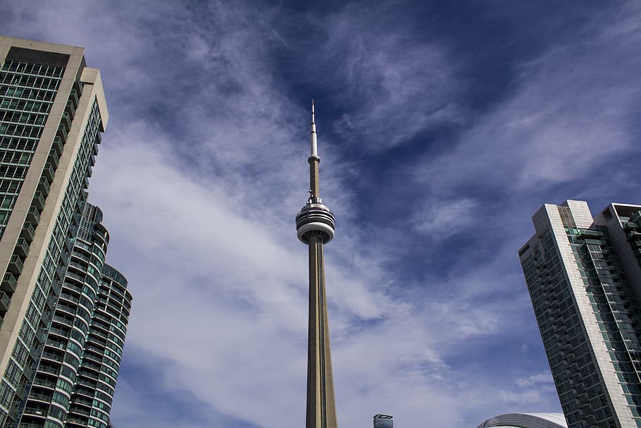 nízký, úhlové fotografování, Kanada, během dne, toronto, architektura, městské scény, mrakodrap, město, stavba, exteriér budovy, nebe, věž, architektura a budovy, panoráma města, centrální čtvrti, slavné místo, městské panorama, cn věž, městský život, kancelářská budova, nikdo, den, cestovní místa, vysoká - vysoká, moderní, modrý, nízký úhel pohledu, destinace, budova, mrak - nebe, kancelářská budova exteriér, sdělení, cestovní ruch, cestovat, Příroda, venku, globální komunikace, přímo pod, 5K