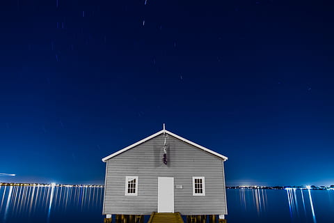 grau, Haus, umgeben, Karosserie, Wasser Foto, Weiß, Kabine, Nacht-, blaues Boot, Bootshaus, Meer, Blau, Wasser, Himmel, keine Leute, Natur, draußen, Farbbild, Strand, gebaute Struktur, die Architektur, Gebäudehülle, Gebäude, Hütte, kopieren sie platz, Strandhütte, klarer Himmel, beleuchtet, Wohngegend, Stern - Raum, 5K, CC0, gemeinfrei, lizenzfrei