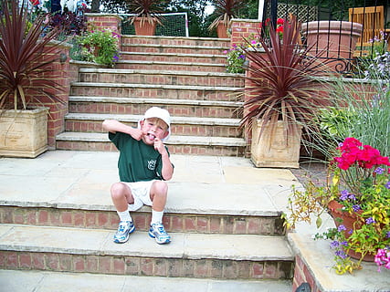 piccolo ragazzo, fare facce, tirando le facce, Gurning, ragazzaccio, all'aperto, persone, etnia caucasica, stili di vita, una persona, estate, lunghezza intera, persone reali, attività di svago, scala, pianta, infanzia, architettura, abbigliamento casual, giorno, maschi, ritratto, vista frontale, bambino, uomini, guardando la fotocamera, innocenza, gradini e scale, 2K, CC0, dominio pubblico, privo di copyright