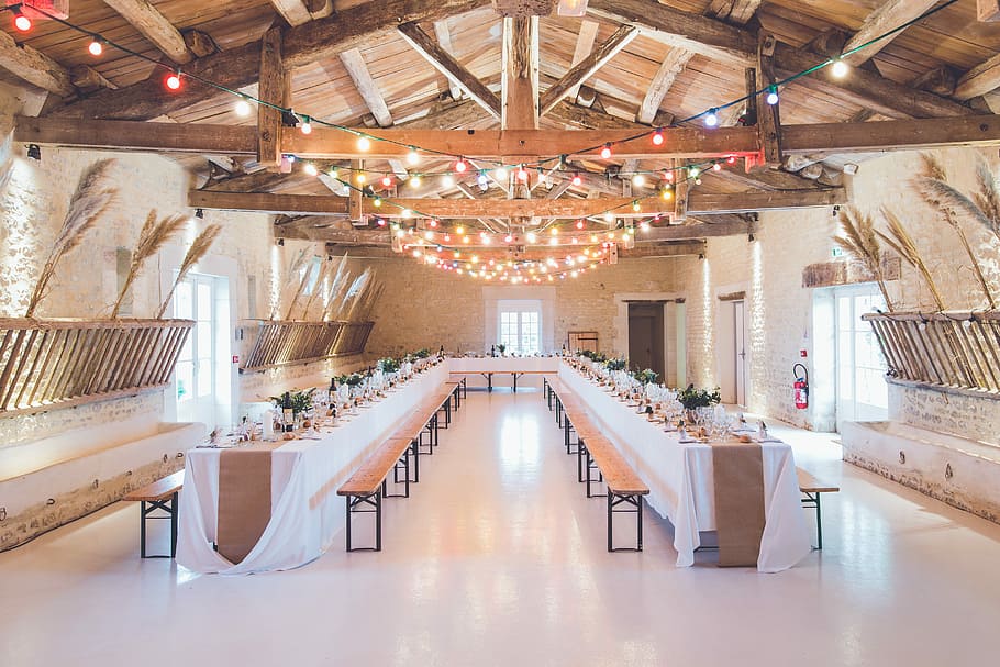hvid, bord, lys, Brun, værelse, bord arrangement, inde, dagtimerne, stol, indendørs, indretning, indre, årgang, bryllup, bryllup mødested, reception, plads, elegance, dekoration, glas, lampe, arkitektur, bygget struktur, sæde, moderne, luksus, bygning, hjem interiør, ingen mennesker, rigdom, fravær, belysningsudstyr, loft, forretning, gulve, trappe, arkitektoniske kolonne, hjem, 5K