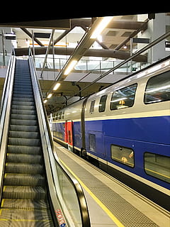 Zug, hst, schnelle Geschwindigkeit, Plattform, Frankreich, Transport, öffentliche Verkehrsmittel, U-Bahn, Zug - Fahrzeug, Transportart, U-Bahnstation, Transportmittel, Schienenverkehr, die Architektur, drinnen, Treppe, beleuchtet, Eisenbahnstation, Reise, Geländer, keine Leute, Rolltreppe, Stufen und Treppen, modern, Bahnsteig, Decke, 1080P, CC0, gemeinfrei, lizenzfrei