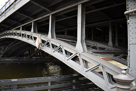 pont, le fer, architecture, ingénierie, construction, métal, fonte, Urbain, vieux, rouillé, gris, eau, ville, extérieur, rue, matériaux, rivière, signal, pilier, printemps, structure construite, pont - structure artificielle, lien, transport, personne, journée, en plein air, la nature, poutre, colonne architecturale, sous, balustrade, pont de chemin de fer, pont en arc, acier, alliage, dépasser, 5K, CC0, domaine public, libre de droits