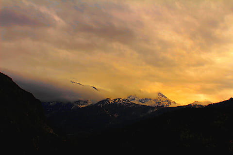 awan, gunung, alam, matahari terbenam, puncak gunung, pemandangan, di luar rumah, langit, salju, awan - langit, lingkungan Hidup, tidak ada orang, scenics - alam, keindahan di alam, bayangan hitam, pegunungan, asap - struktur fisik, adegan non-urban, ketenangan, adegan yang tenang, komunikasi, awan badai, polusi, 2K