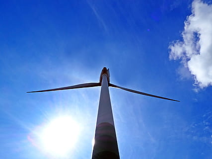 Technologie, Natur, Leben, Turbine, Himmel, Windkraftanlage, Wind, Umgebung, Windkraft, Kraftstoff- und Stromerzeugung, Blau, Generator, Leistung, Elektrizität, alternative Energie, Energie, wolke - himmel, keine Leute, Industrie, Flachwinkelansicht, Tag, erneuerbare Energie, Sonnenlicht, Umweltschutz, große Höhe, Linseneffekt, draußen, Sonne, nachhaltige ressourcen, direkt darunter, 4K, CC0, gemeinfrei, lizenzfrei