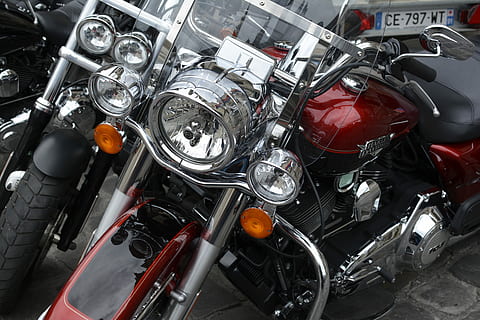 moto, crom, motor, crom, motor, transport, cotxe, gasolina, recàrrega, manera de transport, metall, cap gent, vehicle terrestre, vista d’angle alt, primer pla, color plata, estacionari, automòbil, brillant, gran grup d'objectes, part del vehicle, a l'interior, reflexió, dia, mecànica, 5K, CC0, domini públic, lliure de regalies