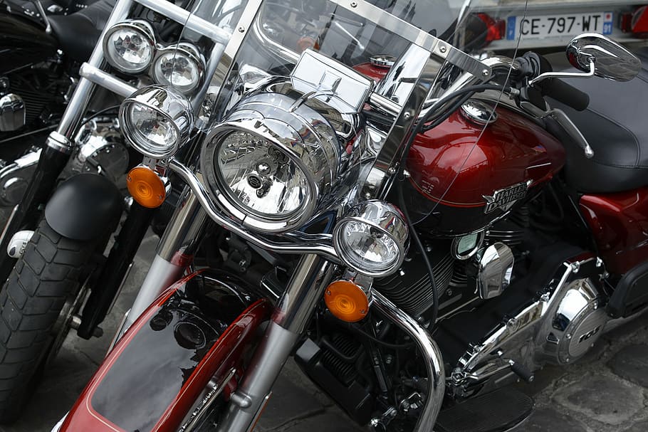 moto, crom, motor, crom, motor, transport, cotxe, gasolina, recàrrega, manera de transport, metall, cap gent, vehicle terrestre, vista d’angle alt, primer pla, color plata, estacionari, automòbil, brillant, gran grup d'objectes, part del vehicle, a l'interior, reflexió, dia, mecànica, 5K