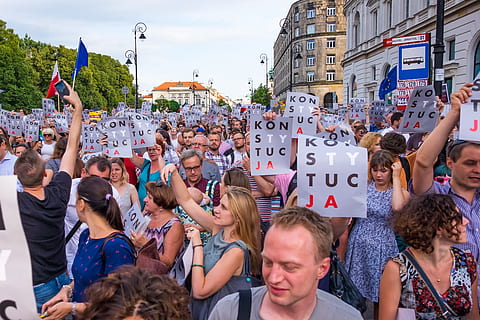 Pologne, manifestation, protestation, Constitution, politique, manifestant, affiche, protester, dom, Puissance, homme, activiste, rue, se rallier, foule, grand groupe de personnes, Vrais gens, groupe de personnes, femmes, ville, architecture, Hommes, adulte, modes de vie, extérieur du bâtiment, Activité de loisir, un événement, journée, structure construite, fête, unité, culture artistique et divertissement, en plein air, bras humain, bras levés, 2K, CC0, domaine public, libre de droits