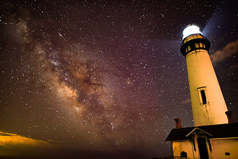 fyrfoto, hvid, fyrtårn, stjerneklare himmel, bygning, arkitektur, tårn, nat, stjerne - rum, bygning udvendig, himmel, astronomi, bygget struktur, plads, lav vinkel visning, ingen mennesker, belyst, natur, vejledning, galakse, udendørs, skønhed i naturen, videnskab, rum og astronomi, 5K, CC0, offentligt domæne, royaltyfrie