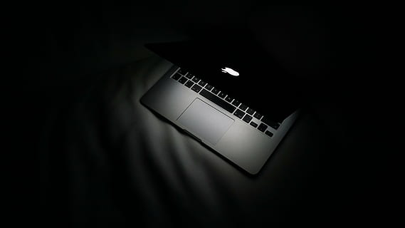 Macbook Pro, portable, Pomme, macbook, ordinateur, navigateur, recherche, étude, noir et blanc, La technologie, foncé, fond noir, espace de copie, personne, à l'intérieur, couleur noire, la communication, prise de vue en studio, Technologie sans fil, lien, objet unique, projecteur, vue grand angle, culture artistique et divertissement, ombre, la musique, clavier, étape, lampe électrique, 5K, CC0, domaine public, libre de droits