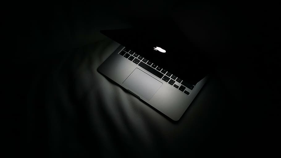 MacBook Pro, portàtil, poma, MacBook, ordinador, navegador, recerca, estudiar, blanc i negre, tecnologia, fosc, fons negre, còpia espai, cap gent, a l'interior, color negre, comunicació, tir de l'estudi, tecnologia sense fils, connexió, sol objecte, punt de mira, vista d’angle alt, cultura i entreteniment artístic, ombra, música, teclat, etapa, llum elèctrica, 5K