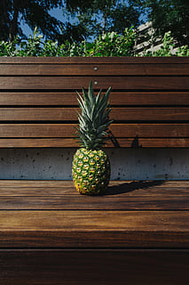 bænk, frugt, ananas, planter, sommer, sommer vibes, sommertid, træ, tropisk, tropisk frugt, by-, træ - materiale, mad, natur, ingen mennesker, grøn farve, sund kost, dag, plante, mad og drikke, velvære, friskhed, vækst, udendørs, tæt på, potteplante, bord, 5K, CC0, offentligt domæne, royaltyfrie