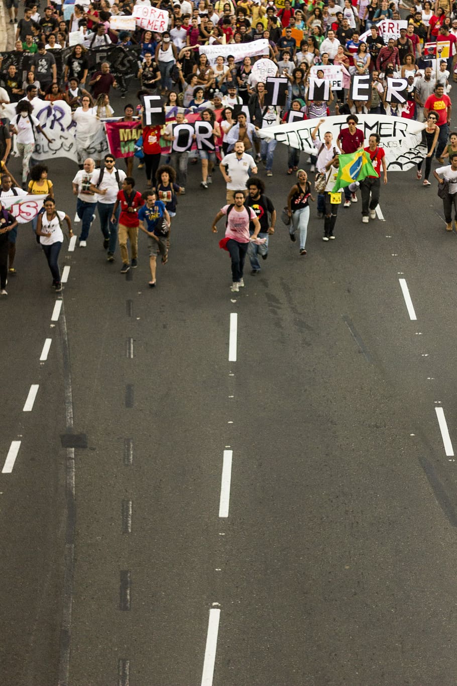 mennesker, samlingspunkt, vej, dagtimerne, gruppe, folk protesterer, dag tid, menneskemængde, demonstration, protest, flag, stor gruppe mennesker, gruppe af mennesker, rigtige mennesker, by, transportmidler, gade, gå, herrer, høj vinkel visning, skilt, voksen, livsstil, arkitektur, fritidsaktivitet, dag, Kvinder, mærkning, udendørs, marathon, 4K