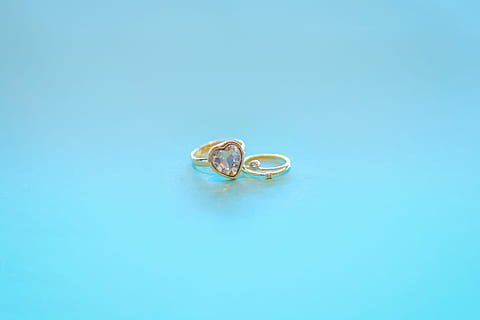 diamante d'argento, abbellito, squillare, gioielli, pietra preziosa, gemma preziosa, diamante, nozze, lusso, amore, blu, oro, brillante, sfondi, romanza, anello di fidanzamento, simbolo, anello di diamanti, fede, sfondo blu, girato in studio, evento, sfondo colorato, celebrazione, in casa, nessuno, copia spazio, natura morta, due oggetti, diamante - gemma, emozione, ricchezza, eventi della vita, emozione positiva, color argento, accessorio personale, spese, 1080P, CC0, dominio pubblico, privo di copyright