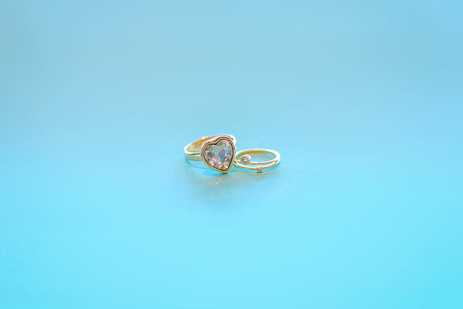 diamante d'argento, abbellito, squillare, gioielli, pietra preziosa, gemma preziosa, diamante, nozze, lusso, amore, blu, oro, brillante, sfondi, romanza, anello di fidanzamento, simbolo, anello di diamanti, fede, sfondo blu, girato in studio, evento, sfondo colorato, celebrazione, in casa, nessuno, copia spazio, natura morta, due oggetti, diamante - gemma, emozione, ricchezza, eventi della vita, emozione positiva, color argento, accessorio personale, spese, 1080P