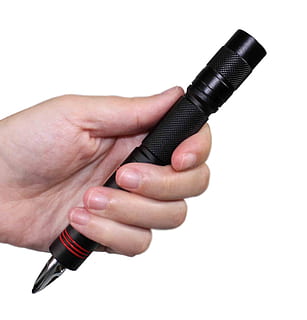 pluma, cuchillo, flash, bolígrafo, cuchillo, Fondo blanco, parte del cuerpo humano, mano humana, separar, participación, foto de estudio, mano, adentro, de cerca, una persona, de color negro, dedo, dedo humano, equipo, solo objeto, copia espacio, Herramienta de trabajo, parte del cuerpo, hombres, accesorio personal, 2K, CC0, dominio público, libre de derechos