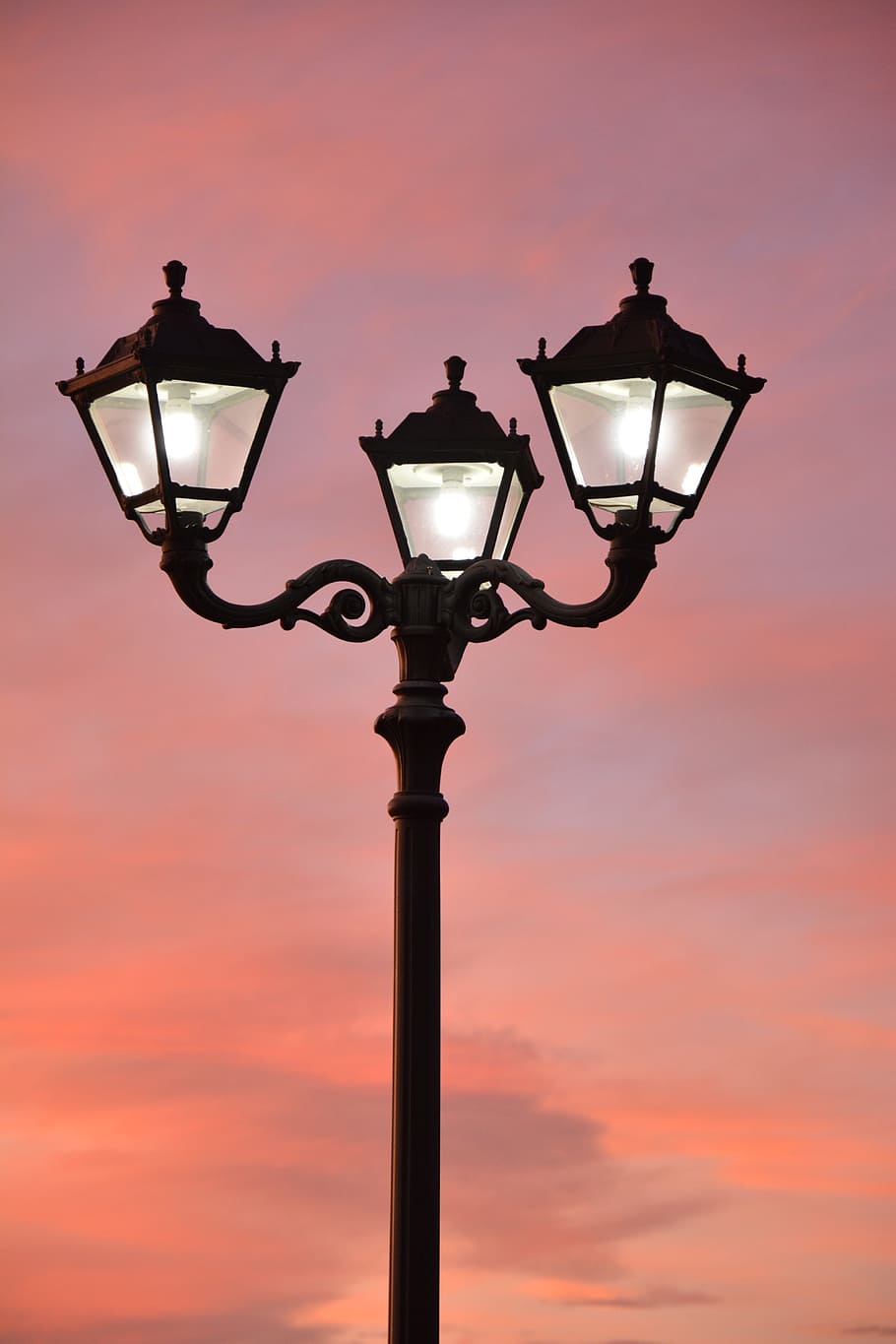 llanterna, posta de sol, llum, cel, 3, llanternes, cel, 3 fanals, equips d’il·luminació, llum del carrer, il·luminat, silueta, llum elèctrica, carrer, estil retro, núvol - cel, color taronja, llum de gas, cap gent, vista d’angle baix, naturalesa, antiguitat, metall, a l'aire lliure, vespre, electricitat, ferro forjat, 5K