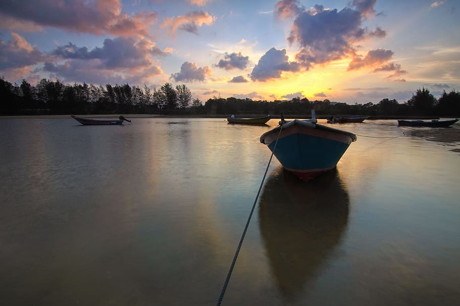 daggry, landskab, himmel, solnedgang, både, skyer, aften, sø, udendørs, refleksioner, reb, sol, rejse, træer, vand, watercrafts, sky - himmel, afspejling, scenics - natur, ro, skønhed i naturen, rolig scene, træ, nautiske fartøj, ingen mennesker, natur, transportmidler, plante, transportform, idyllisk, fortøjet, 1080P