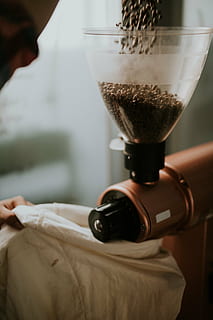persona, verter, grano de café, molinillo de café, café, fabricante, caliente, beber, elaborada, Café exprés, máquina, cafetería, tienda, frijoles, semillas, refresco, adentro, comida y bebida, una persona, centrarse en primer plano, de cerca, mano humana, café - bebida, parte del cuerpo humano, maquinaria, mano, vaso, preparación, fabricación, ocupación, gente real, hombres, movimiento, 5K, CC0, dominio público, libre de derechos