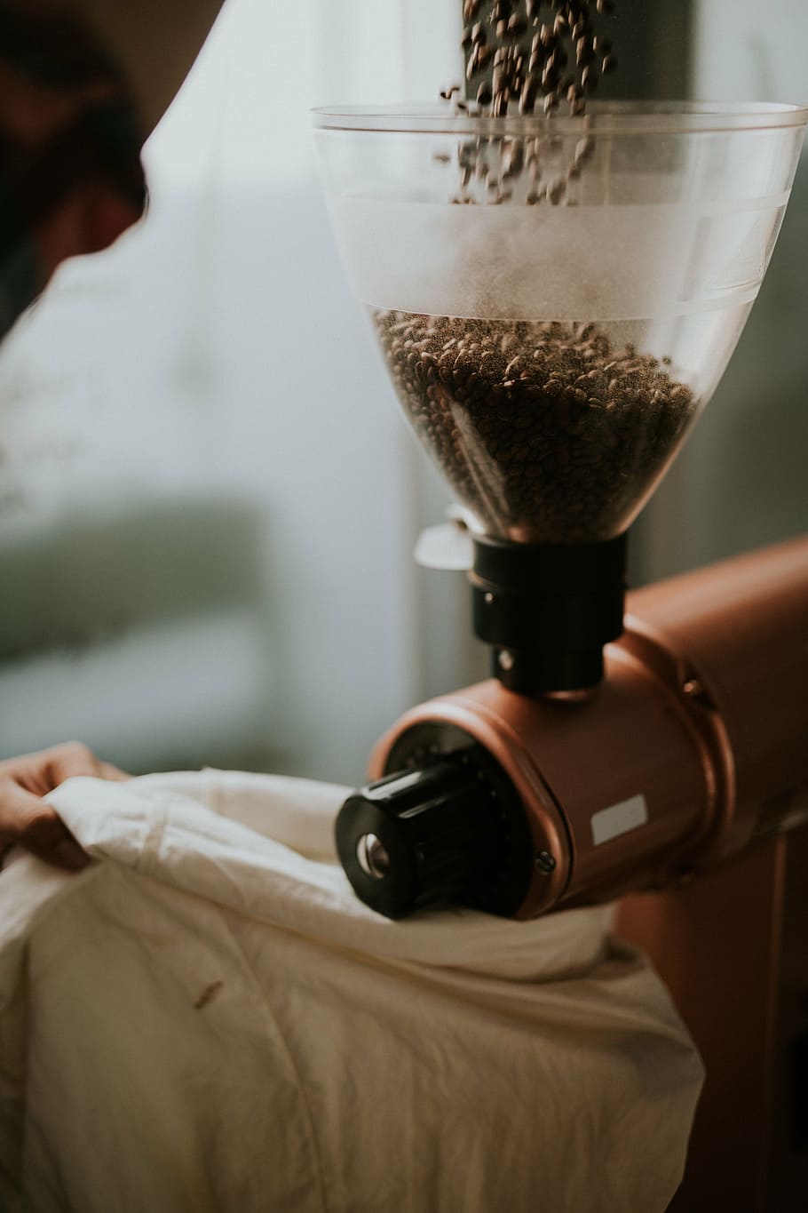 persona, aboqui, gra de cafè, Molinet de café, cafè, fabricant, calenta, beure, elaborada, espresso, màquina, cafeteria, botiga, mongetes, llavors, refresc, a l'interior, menjar i beguda, una persona, centrar-se en primer pla, primer pla, mà humana, cafè - beguda, part del cos humà, maquinària, mà, vidre, preparació, fabricació, ocupació, persones reals, homes, moviment, 5K