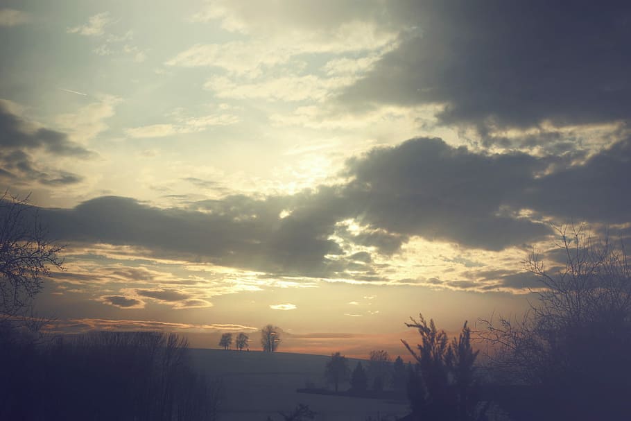 cielo, tramonto, sole, nuvole, abendstimmung, cielo serale, romanza, crepuscolo, rosso, paesaggio, sera, bellissimo, gioco di colori, umore, Dramma, forma di nuvole, atmosferico, inverno, tempo metereologico, temporale, romantico, drammatico, raggi, luce del sole, ultimi bagliori, luce, natura, atmosfera, ultima luce, luce posteriore, riposo, ancora, arancia, ambientazione, alberi, nessuno, bellezza nella natura, la tranquillità, nuvola - cielo, albero, scenics - natura, pianta, silhouette, scena tranquilla, all'aperto, ambiente, idilliaco, colore arancione, 2K