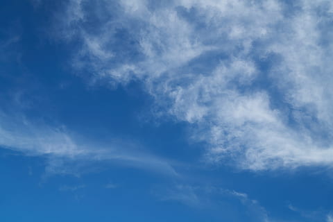 overskyet himmel, Sky, blå, hvid, skyer, hvide skyer, landskab, natur, sommer, baggrund, plads, sammensætning, utrolig, sol, miljømæssige, udendørs, himmel, struktur, luft, atmosfære, blå dør, morgen, sæson, fotografering, Foto, høj, kopiere plads, dag, smuk, store, fred, mønster, abstrakt, lys, detalje, tapet, sky - himmel, skønhed i naturen, scenics - natur, baggrunde, cloudscape, miljø, ingen mennesker, ro, lav vinkel visning, overskyet, hvid farve, dramatisk himmel, humørlig himmel, vind, meteorologi, ren, tjavsede, klima, 8K, CC0, offentligt domæne, royaltyfrie