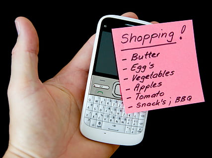 persona, celebració, telèfon QWERTY, rosa, targeta, mà, mòbil, nota, llista, ambaixada, missatge, llista de la compra, mà humana, comunicació, part del cos humà, text, dit, dit humà, part del cos, una persona, tecnologia sense fils, tecnologia, primer pla, telèfon mòbil, guió occidental, connexió, a l'interior, negocis, telèfon intel·ligent, fons negre, 4K, CC0, domini públic, lliure de regalies