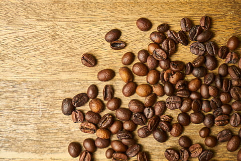 cafè, nucli, llavor, nuclis, taula, bon dia, nutrició, al matí, marró, despertar, cuina, menjar, fotografia, fusta, espresso, foto de menjar, cappuccino, cafeïna, foto, macro, fons, latte, cafeteria, colombia, fresc, estil de vida saludable, esmorzar, perfumat, primer pla, foto del producte, taulers de fibra de fusta, detall, textura, patró, ningú, resum, detalls de tirs, decoració, imatge en color, motiu, naturalesa, còpia espai, horitzontal, cap gent, enfocament selectiu, colors vius, composició, bonic, menjar i beguda, cafè - beguda, gra de cafè torrat, gran grup d'objectes, directament a sobre, frescor, natura morta, a l'interior, material de fusta, vista d’angle alt, torrat, abundància, beure, efecte texturat, 5K, CC0, domini públic, lliure de regalies