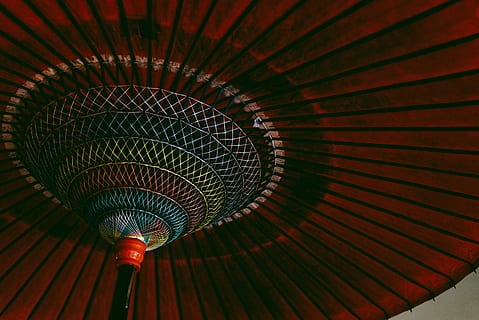 de cerca, fotografía, redondo, multicolor, techo, bajo, fotografía de luz, rojo, paraguas de kyoto, sombra, paraguas, modelo, textura, Japón, cultura, japonés, oscuro, detalle, varicolor, papel, cultura japonesa, vista de ángulo bajo, nadie, espiral, diseño, arquitectura, adentro, equipo de iluminación, estructura construida, metal, seguridad, decoración, forma, proteccion, forma geometrica, 5K, CC0, dominio público, libre de derechos