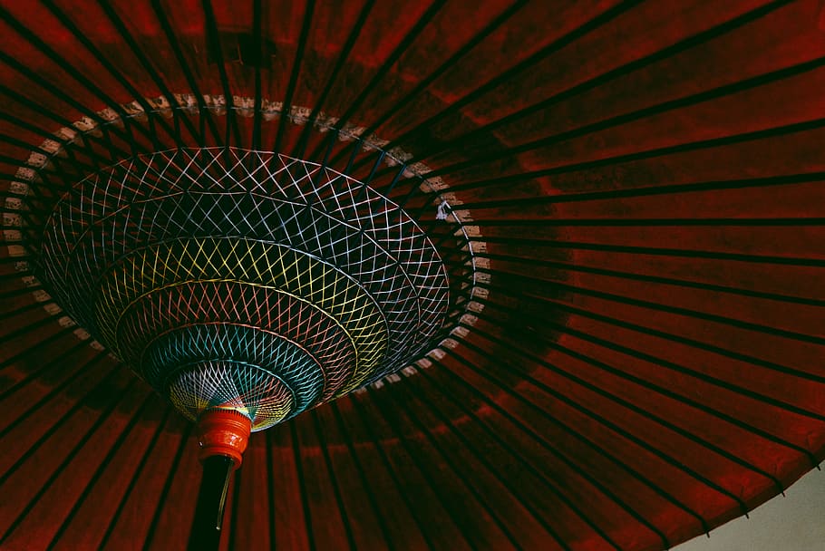 de cerca, fotografía, redondo, multicolor, techo, bajo, fotografía de luz, rojo, paraguas de kyoto, sombra, paraguas, modelo, textura, Japón, cultura, japonés, oscuro, detalle, varicolor, papel, cultura japonesa, vista de ángulo bajo, nadie, espiral, diseño, arquitectura, adentro, equipo de iluminación, estructura construida, metal, seguridad, decoración, forma, proteccion, forma geometrica, 5K