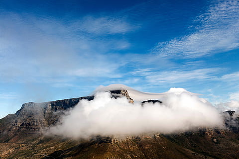 bianca, nube, copertura, Marrone, roccioso, montagna, giorno, nuvola bianca, montagna rocciosa, tempo, natura, paesaggio, Paesaggi, vulcano, picco di montagna, all'aperto, nuvola - cielo, cratere vulcanico, cielo, catena montuosa, viaggio, Cloudscape, scenics - natura, bellezza nella natura, ambiente, nessuno, fumo - struttura fisica, scena non urbana, blu, destinazioni di viaggio, geologia, scena tranquilla, la tranquillità, geografia fisica, vapore, potere in natura, primavera calda, 5K, CC0, dominio pubblico, privo di copyright