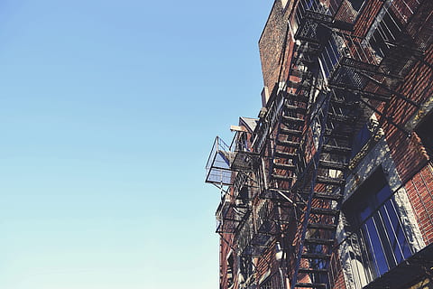 Wurm, Auge Ansicht Fotografie, schwarz, Metalltreppe, Gebäude, Einrichtung, Notfalltreppen aus Metall, schwarzes Metall, Notfall, Leiter, Himmel, Fenster, Turm, städtisch, die Architektur, gebaute Struktur, städtische Szene, Gebäudehülle, Stadt, Haus, keine Leute, Wohnung, klarer Himmel, Blau, Flachwinkelansicht, Tag, Natur, kopieren sie platz, Notausgang, draußen, Sonnenlicht, Wohngegend, Reise, alt, Reiseziele, 5K, CC0, gemeinfrei, lizenzfrei