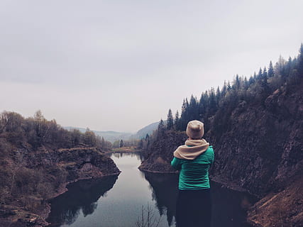 persona, portar, samarreta de verdures, beix, bufanda, tapa, de cara, llac, muntanyes, bosc, verd blavós, samarreta, a l'aire lliure, naturalesa, dones, una persona, aigua, gent, adult, ètnia caucàsica, homes, riu, muntanya, estil de vida saludable, una sola dona, només dones, només adults, de peu, arbre, bellesa a la natura, roba casual, planta, estils de vida, escenics - natura, activitat d'oci, cel, persones reals, tres quarts de longitud, rock, rock - object, escena no urbana, 2K, CC0, domini públic, lliure de regalies