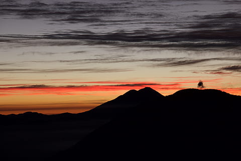 Silhouette, Berg, Sonnenlicht, Sonnenuntergang, Foto, Berge, wolkig, Himmel, Wolke, Gebirge, Natur, szenen, Landschaft, Schönheit in der Natur, orange Farbe, Wüste, Reiseorte, draußen, keine Leute, Farbbild, Dramatischer Himmel, wolke - himmel, majestätisch, Szenen - Natur, Ruhe, ruhige Szene, Umgebung, Stehen, Freizeitbeschäftigung, Nicht-städtische Szene, Land, idyllisch, eine Person, Blick auf Ansicht, 5K, CC0, gemeinfrei, lizenzfrei