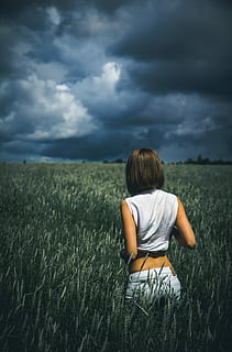 kvinde, uden ærmer, top, planter felt, hvid, afgrøde, jeans, gå, græsarealer, overskyet, skyer, Mark, Sky, dame, kaukasiske, pige, storm, himmel, bagfra, sky - himmel, jord, rigtige mennesker, plante, en person, natur, græs, skønhed i naturen, fritidsaktivitet, barndom, tre kvart længde, afslappet tøj, scenics - natur, grøn farve, livsstil, sidder, udendørs, frisure, 4K, CC0, offentligt domæne, royaltyfrie