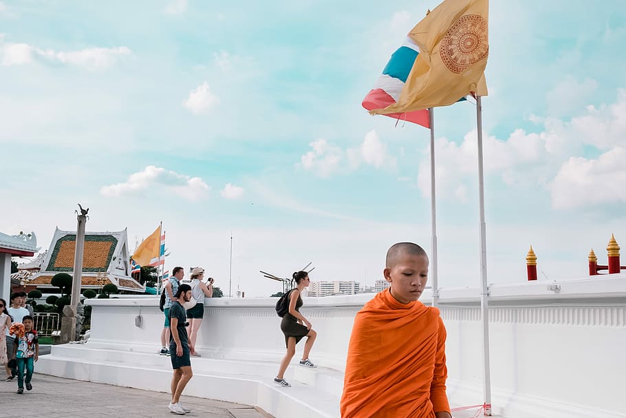 monjo, de peu, blanc, paret, noi, caminar, banderola, nen, bandera, asta de bandera, temple, taronja, vestit, home, dona, pas, cel, núvol, bangkok, persones reals, homes, núvol - cel, estils de vida, gent, activitat d'oci, grup de persones, nois, dia, naturalesa, infància, arquitectura, mascles, dones, religió, a l'aire lliure, estructura construïda, 4K